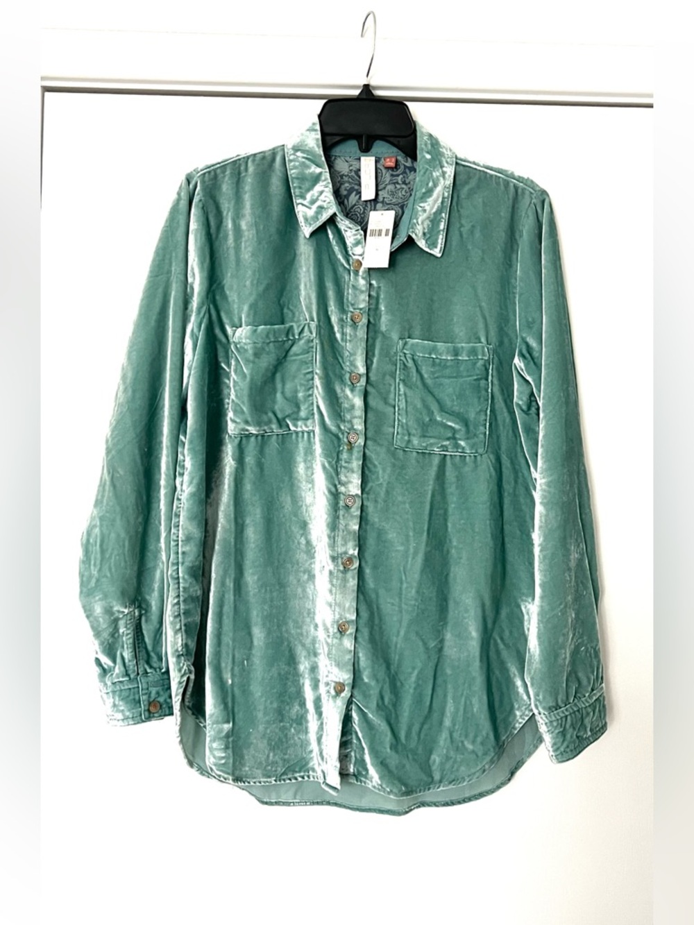 New with tag
Anthropologie Pilero velvet shirt size 6 turquoise color